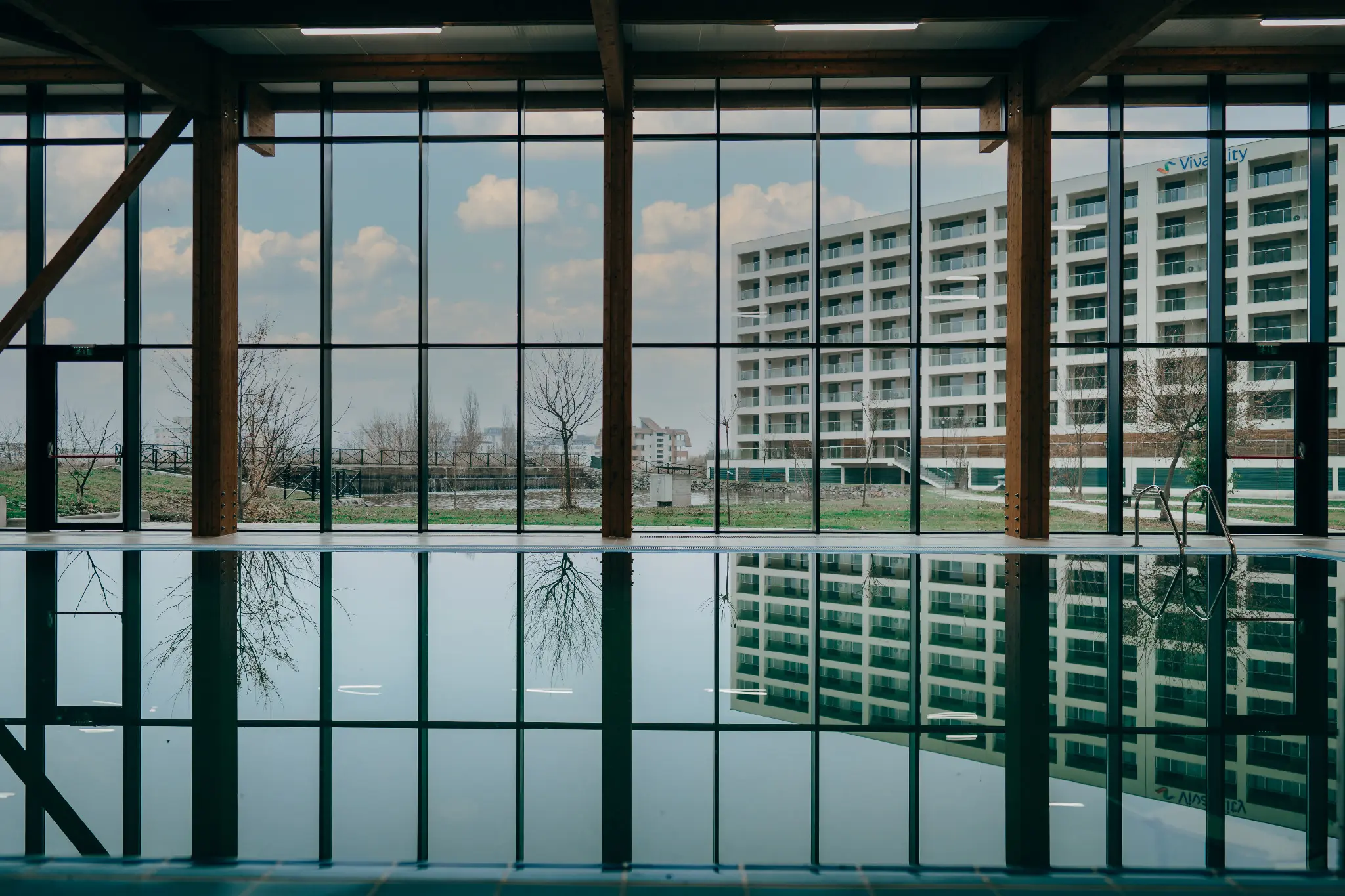 Piscina interioară a proprietății